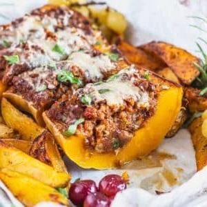 gefüllter Butternut-Kürbis mit gerösteten Kartoffeln