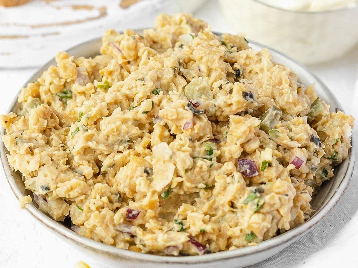 Kichererbsen-Thunfischsalat in einer Schüssel