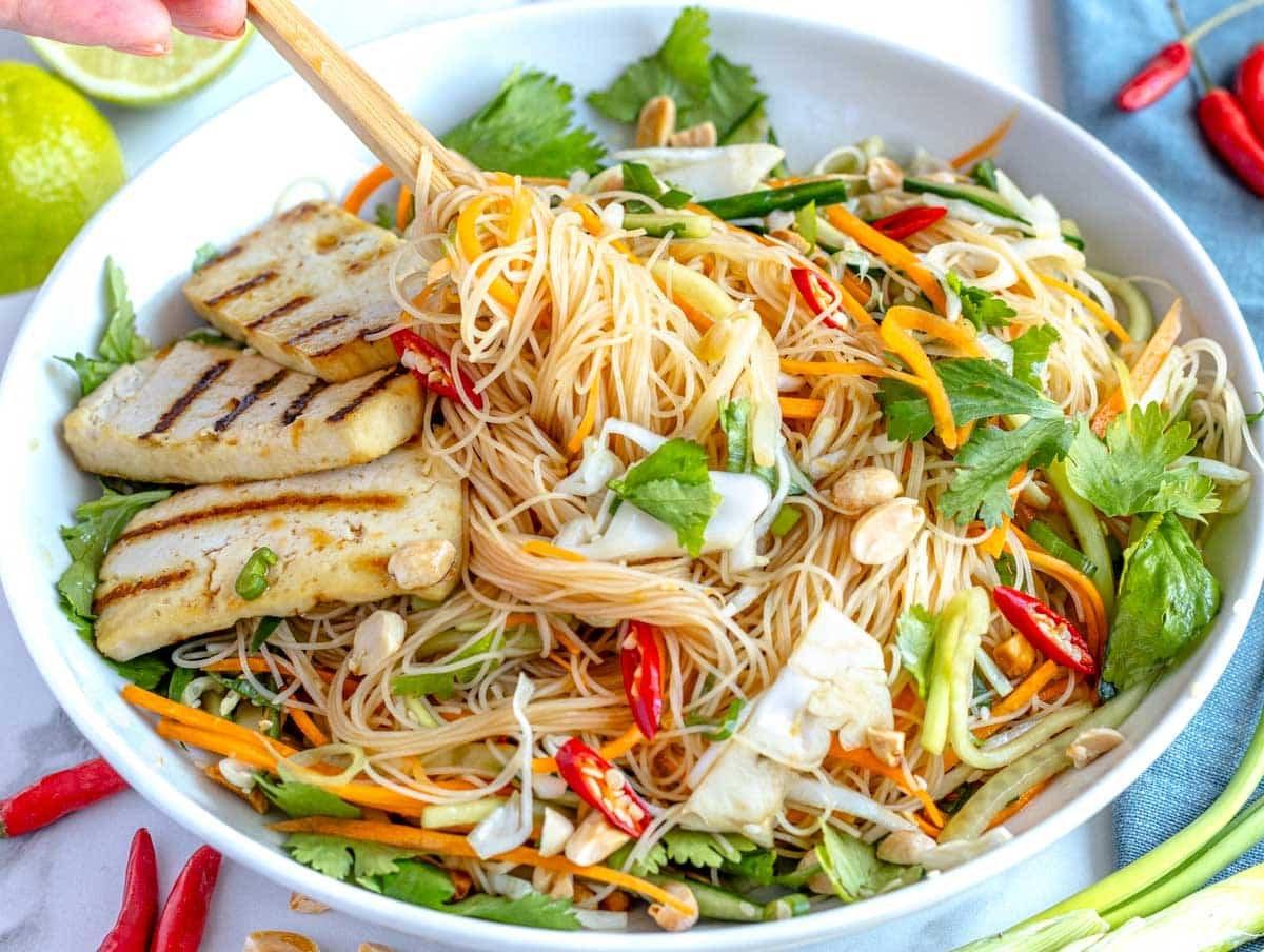 Asiatischer Nudelsalat nach dem Mischen mit gegrilltem Tofu.