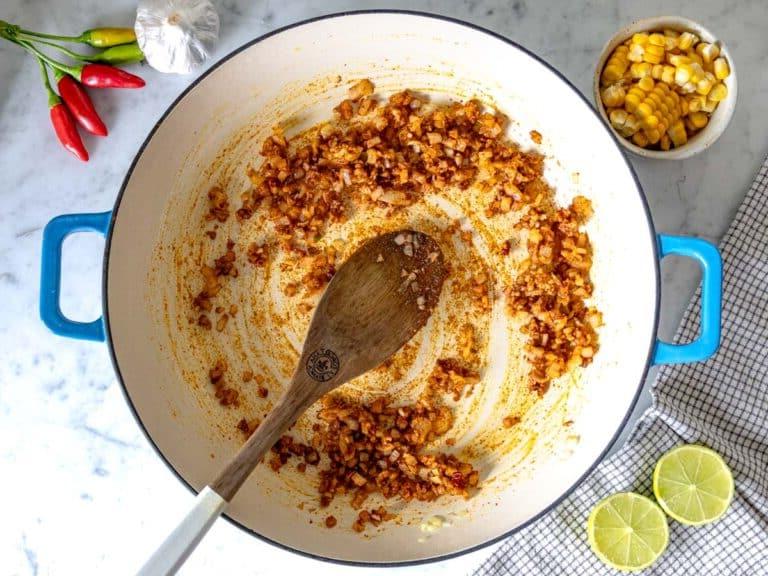 Geschmacksbasis mit Zwiebeln, Knoblauch und Gewürzen