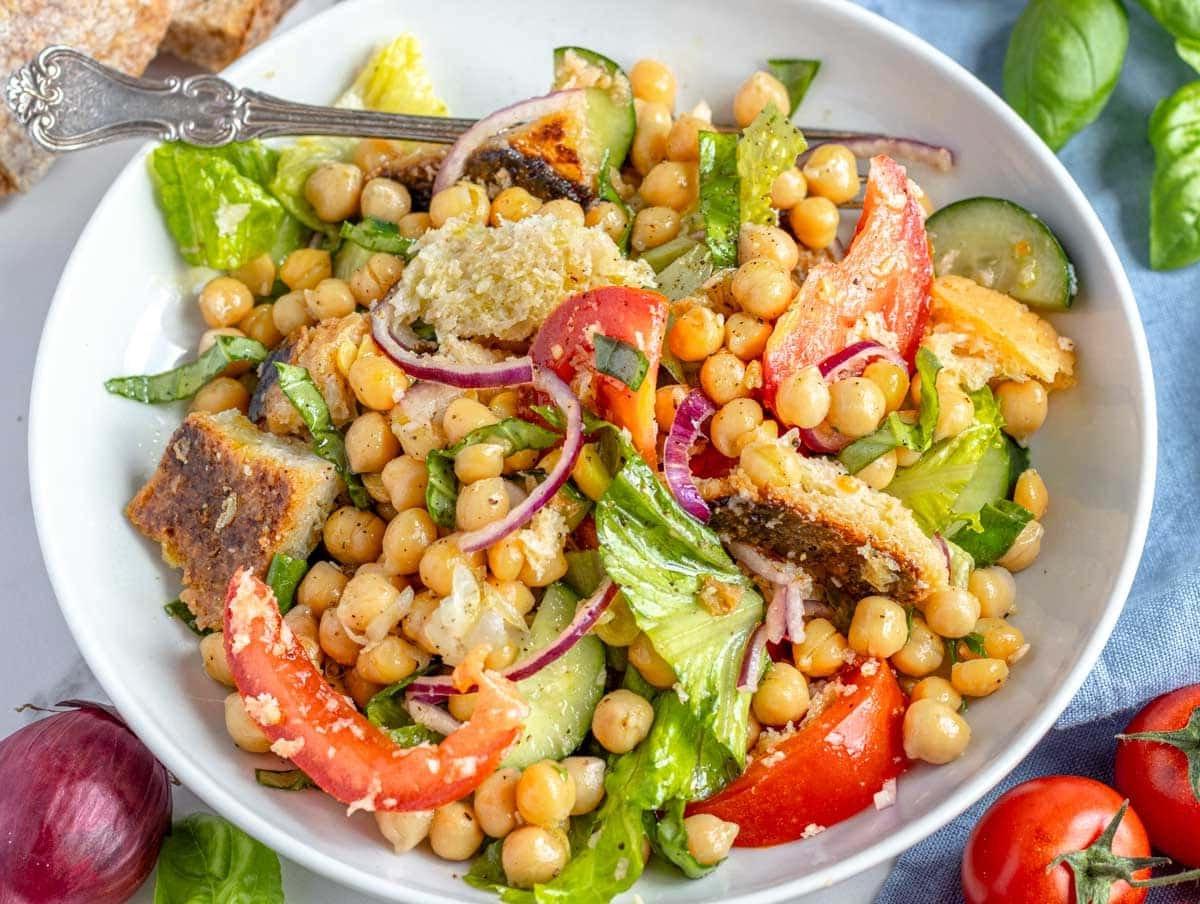 Panzanella Salat mit Kichererbsen