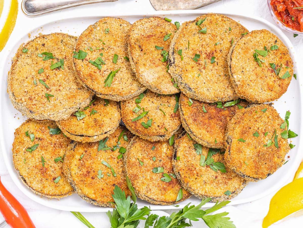 Panierte Aubergine auf einer Platte