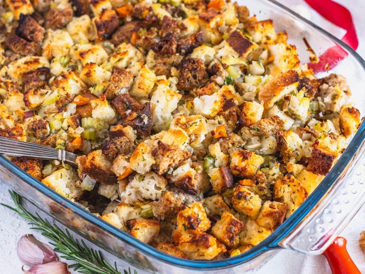 Vegetarische Füllung nach dem Backen mit einem Silberlöffel