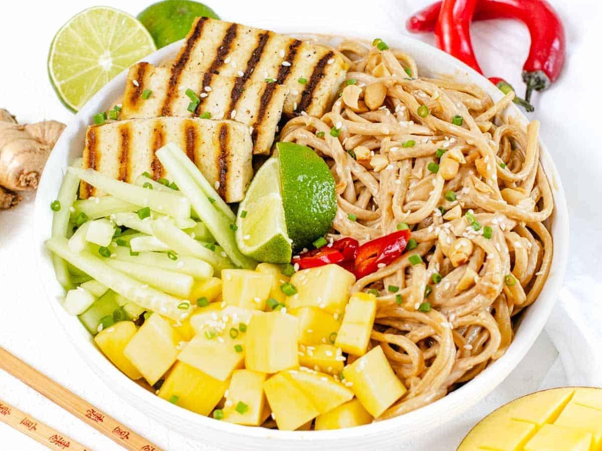 Sesamnudeln mit gegrilltem Tofu