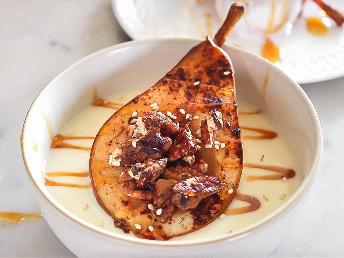 Gebackene Birnen 12 Gebackene Birne auf Joghurt serviert