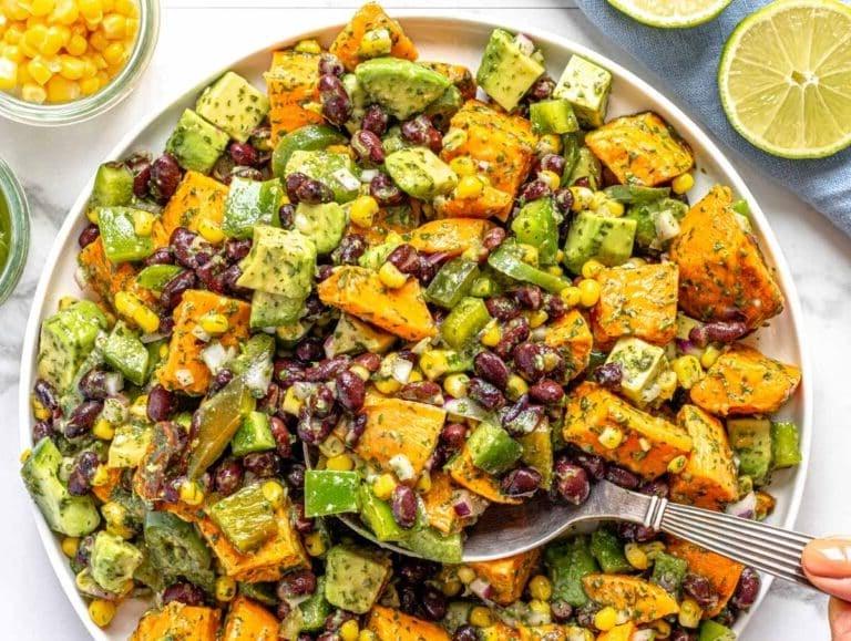 Schwarzer Bohnen-Salat mit gerösteten Süßkartoffeln und Koriander-Limetten-Dressing.