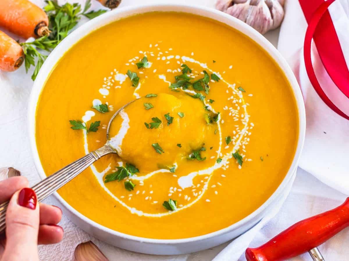 Karotten-Suppen-Rezept mit frischer Petersilie