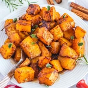 Gebackene Butternusskürbiswürfel mit Zimt und frischen Kräutern