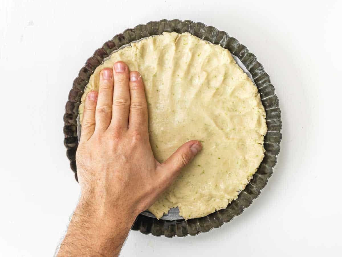 Tarteboden in Form drücken