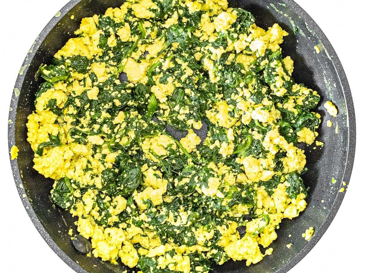 Spinat mit zerbröseltem Tofu