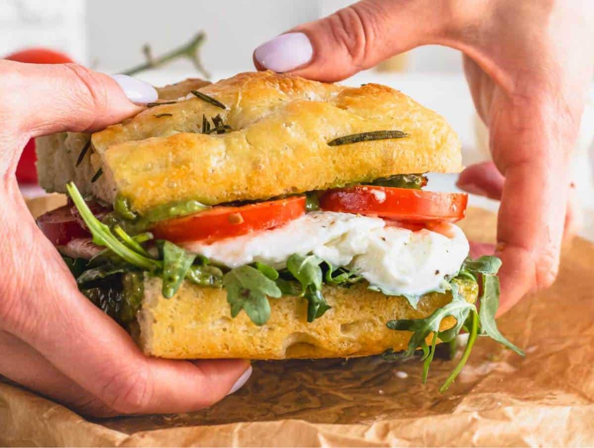 Caprese Sandwich mit Händen