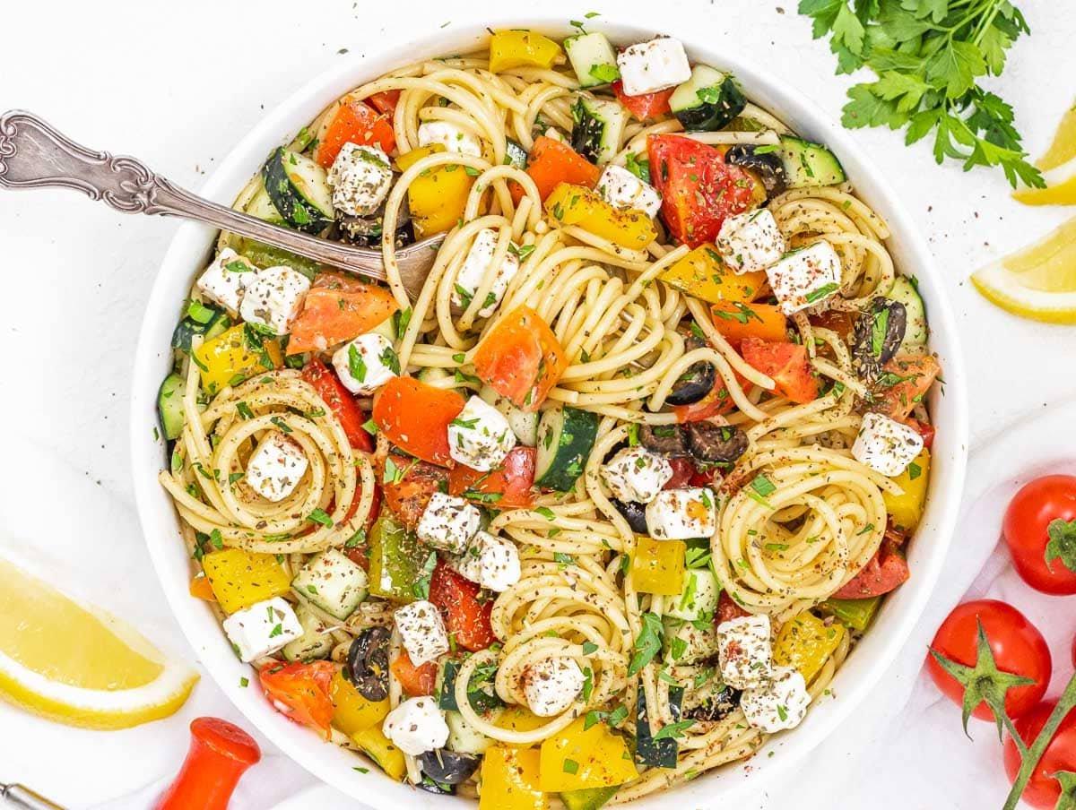 Spaghetti-Salat mit Gabel