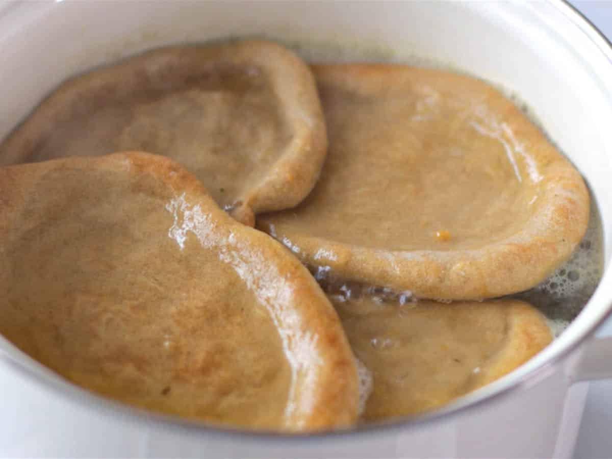 Seitan-Stücke kochen in einem weißen Topf