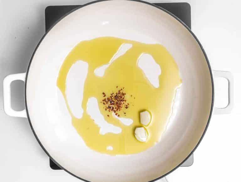 Öl, Knoblauch und Chiliflocken in einer Pfanne