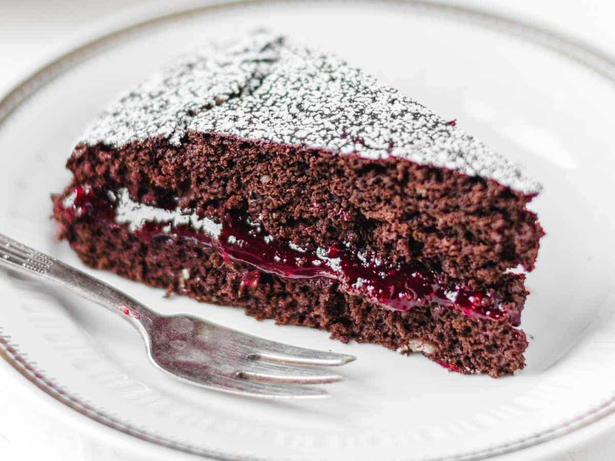Einfacher Schokoladenkuchen mit Marmelade