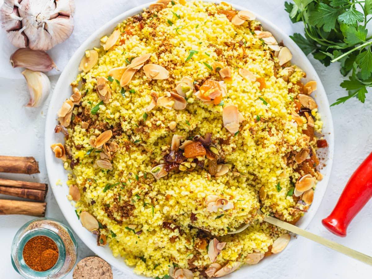 Marokkanischer Couscous mit Nüssen und Trockenfrüchten