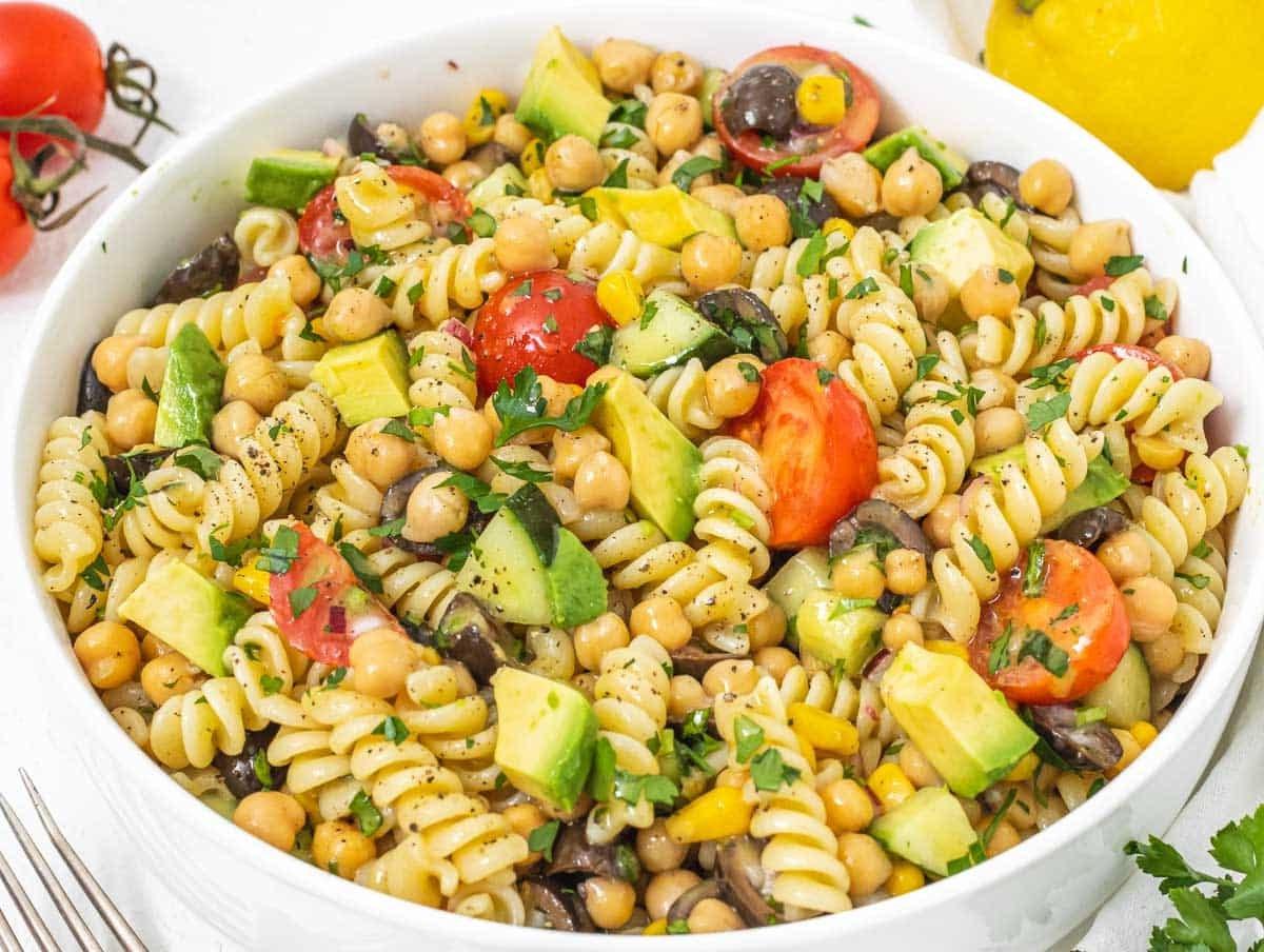 25 Vegane Salate 13 Kichererbsen-Nudelsalat mit Avocado