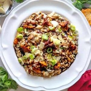 Pilzrisotto auf einem weißen Teller