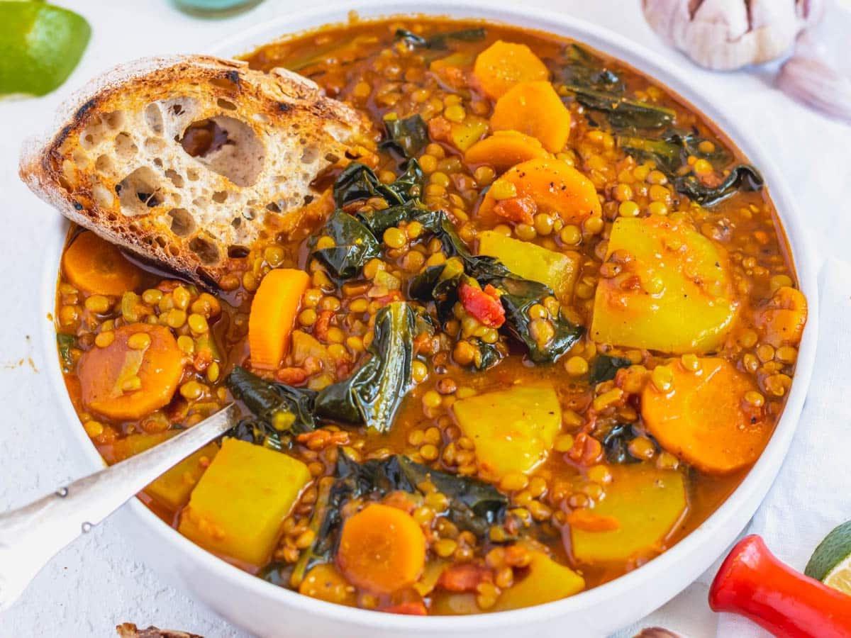 20 einfache Curry-Rezepte 13 Curry-Linsensuppe mit einer Scheibe Sauerteigbrot