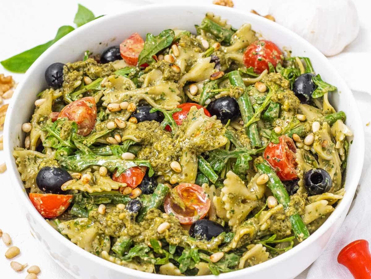 Pesto Nudelsalat mit Pinienkernen