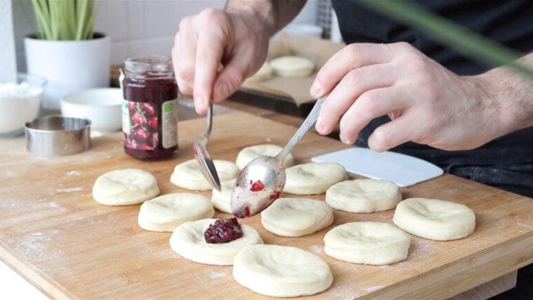 Marmelade in die Bomboloni geben