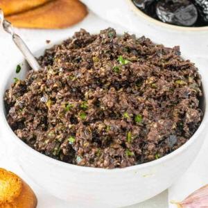 Oliven-Tapenade in einer Schale