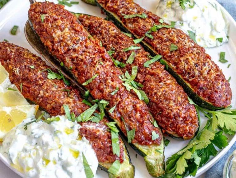 Zucchiniboote Nahaufnahme mit frischer Petersilie