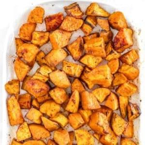 geröstete Süßkartoffeln auf einer weißen Platte