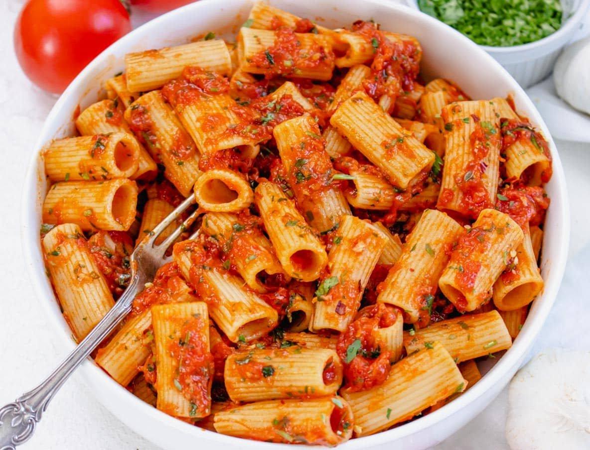 Rigatoni Arrabbiata auf einem Teller.