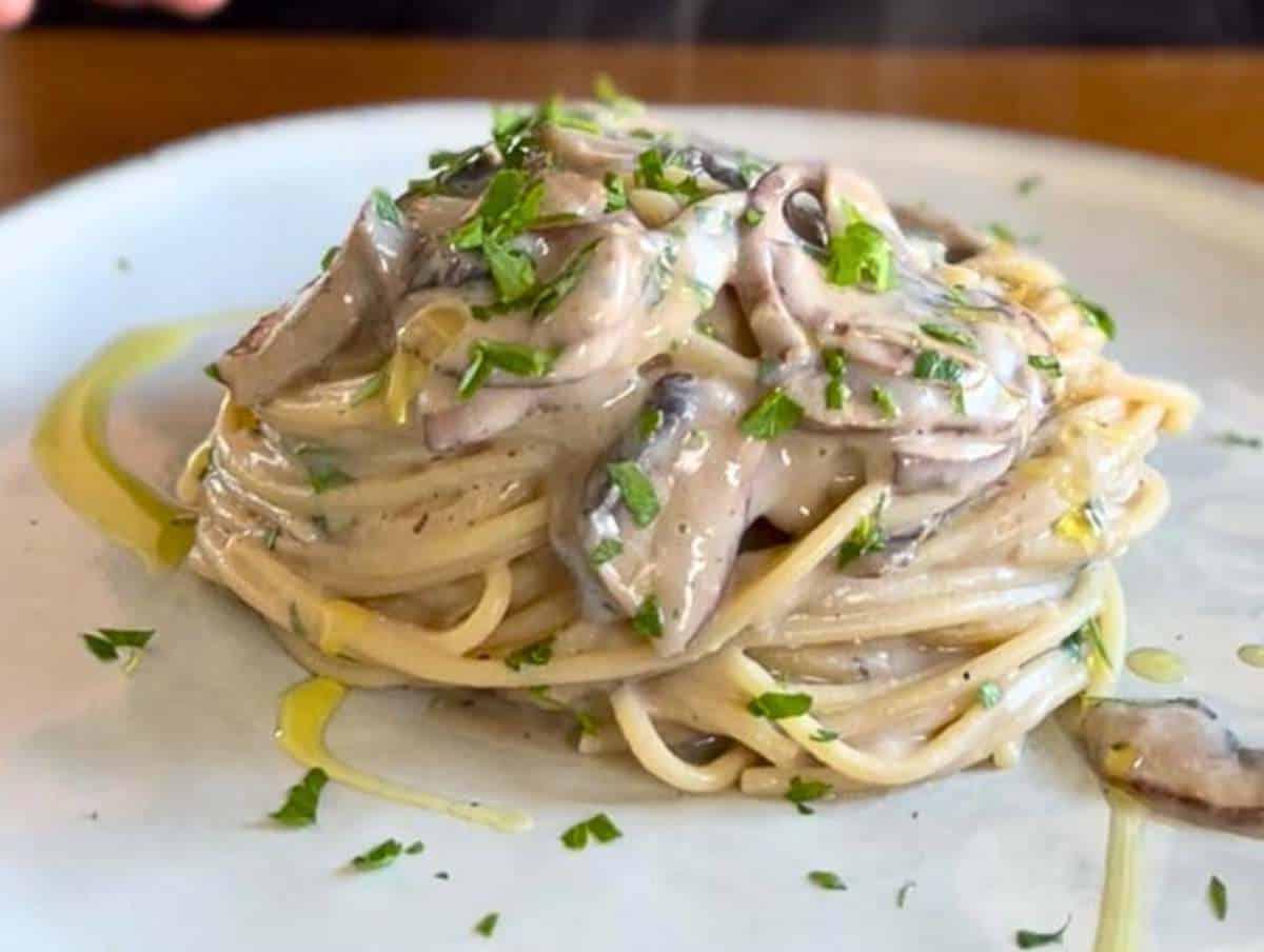 Cremige Kastanien-Pilz-Pasta auf einem Teller