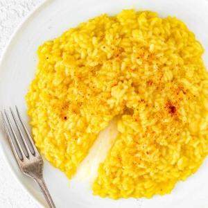 Safranrisotto mit Gabel