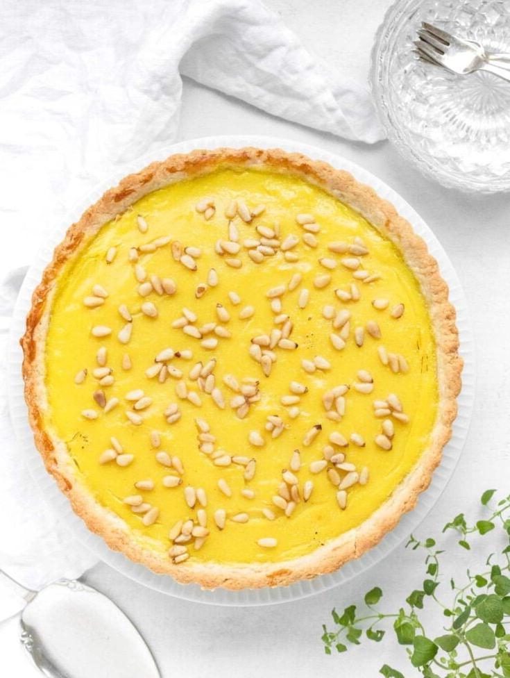 Torta della Nonna – Omas Puddingkuchen mit Pinienkernen.