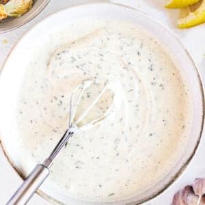 Veganes Ranch Dressing in einer weißen Schale