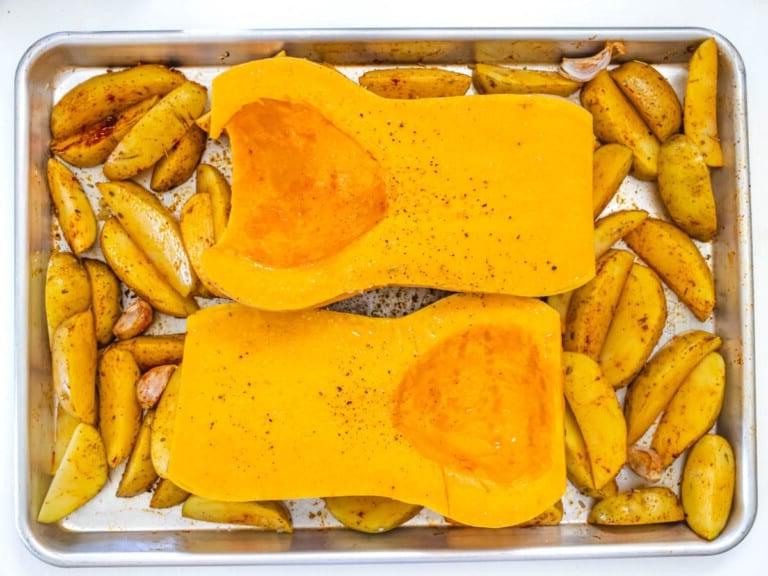 Butternut-Kürbis und Kartoffelspalten auf einem Backblech