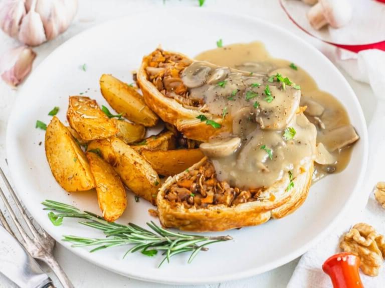Pilz Wellington und wie man ihn mit Kartoffeln und Soße serviert