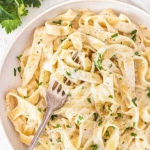 Cremiges Blumenkohl Alfredo Soße ohne schwere Sahne.