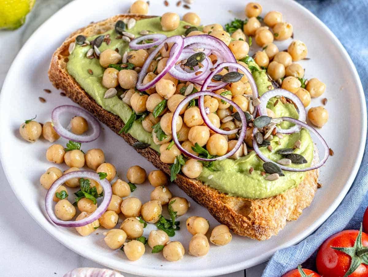 Wenn Sie die besten vegetarischen Mittagessen-Ideen suchen, die schnell und einfach sind, sind Sie hier richtig. Avocado-Toast mit Kichererbsen.