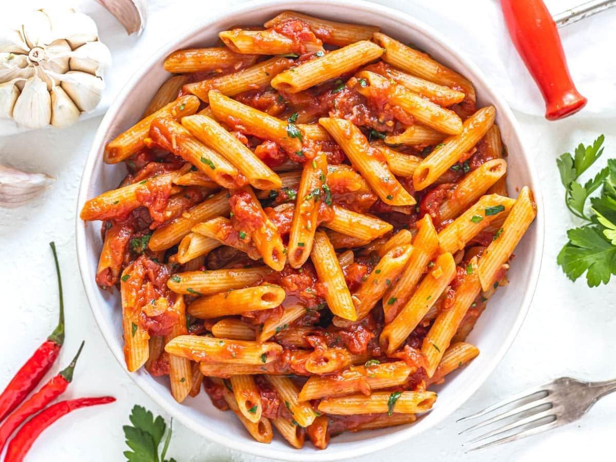 Penne Arrabbiata in einer weißen Schüssel
