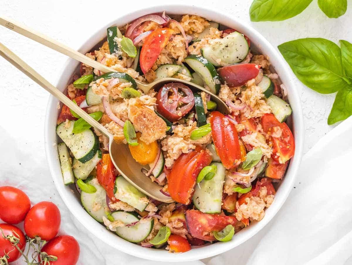 Panzanella Salat in einer Servierschüssel