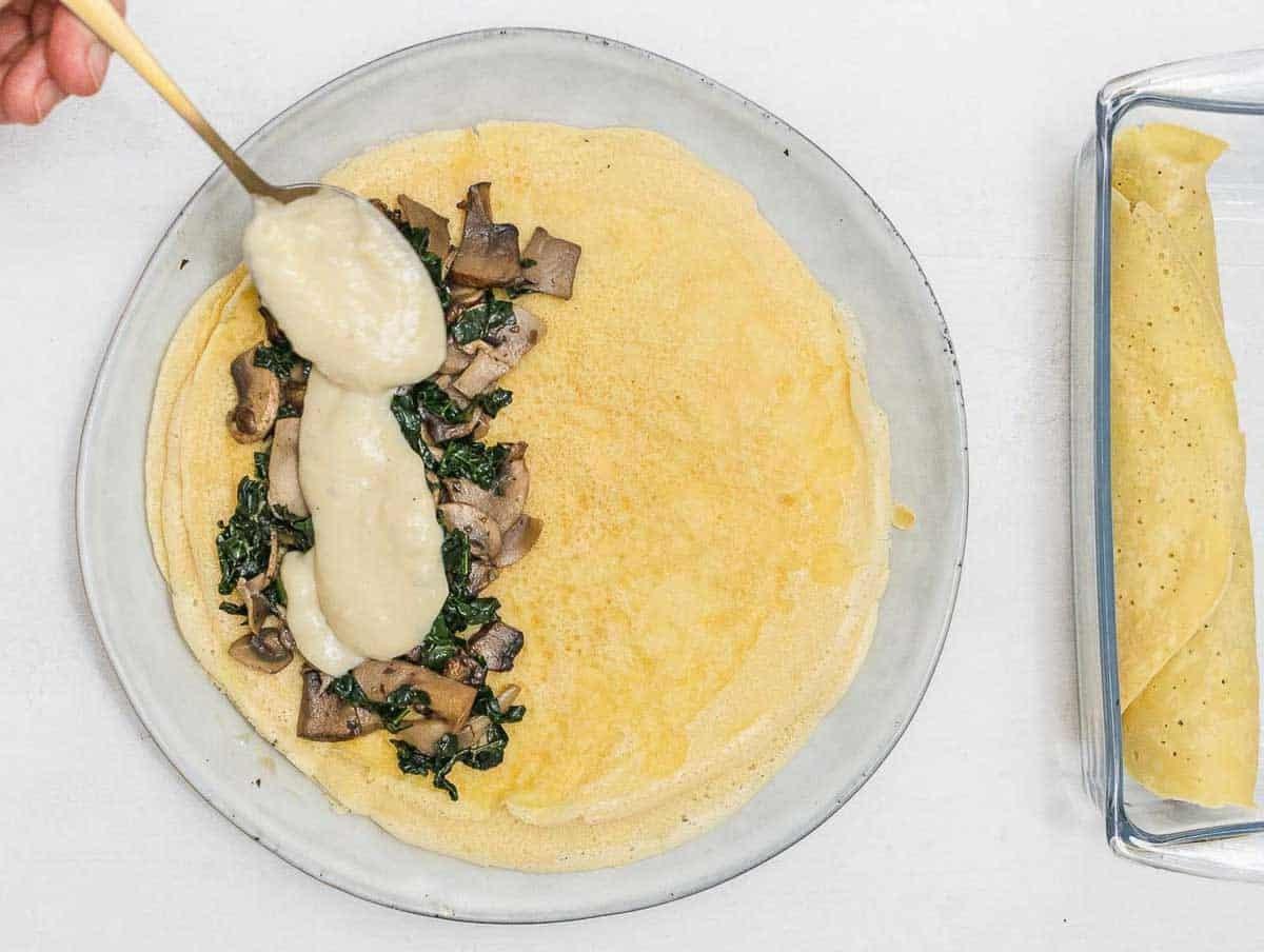 weiße Soße in Crêpes