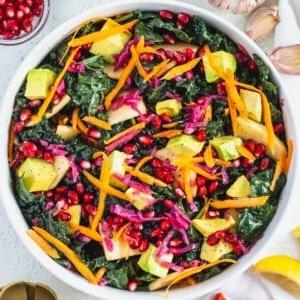 Grünkohlsalat in einer weißen Schüssel