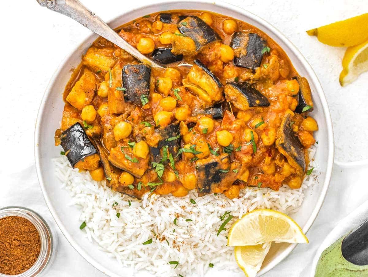 Auberginen-Curry mit Reis und Zitrone