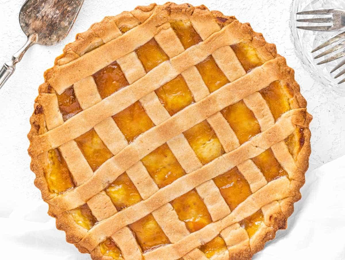 Crostata nach dem Backen mit Gabeln