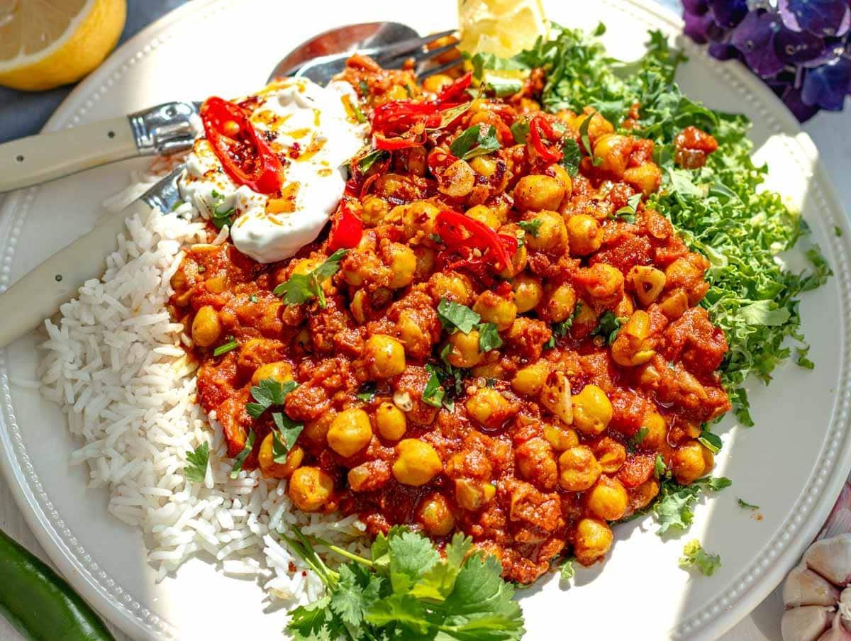 Chana Masala mit Reis und Grünkohl auf einem Teller