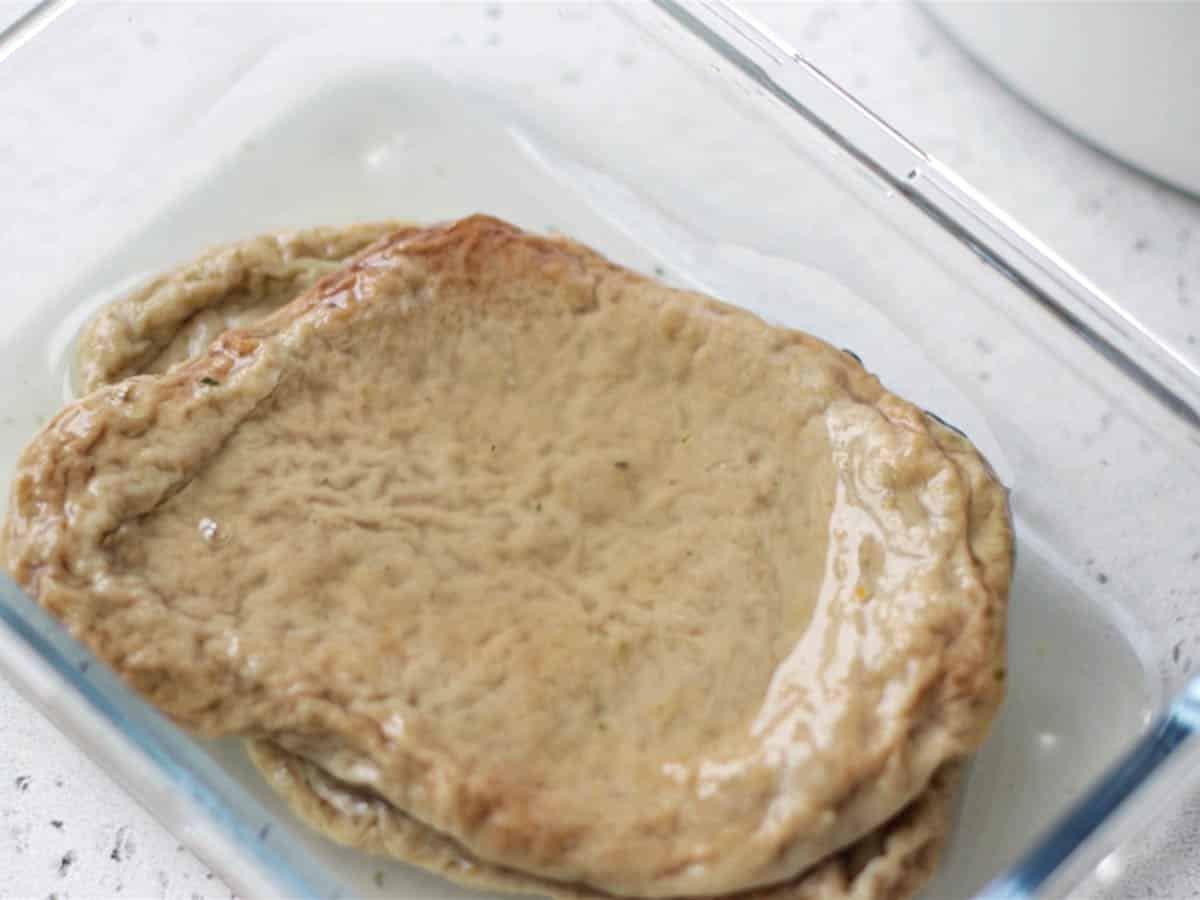 Hausgemachtes Seitan in einem Glasbehälter