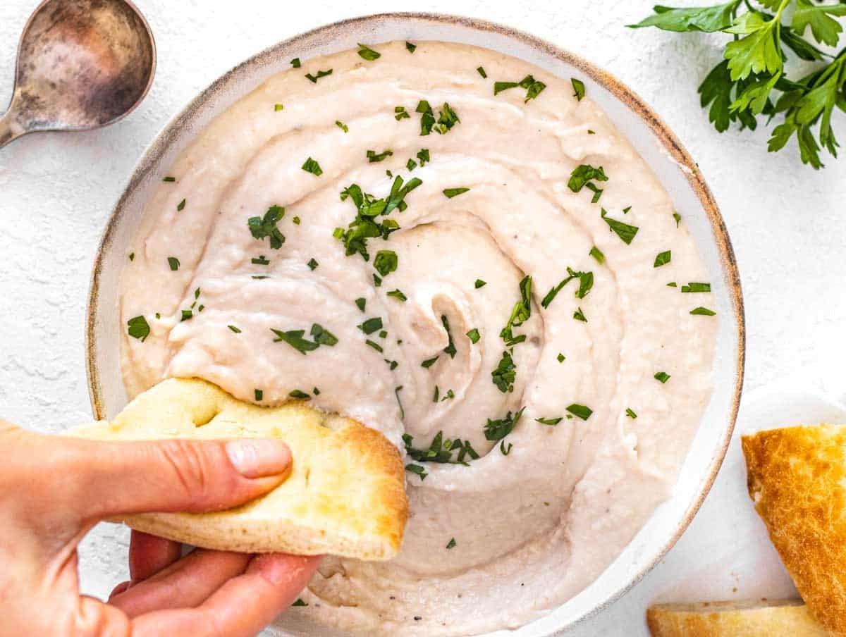 Weißer Bohnendip und Pitabrot