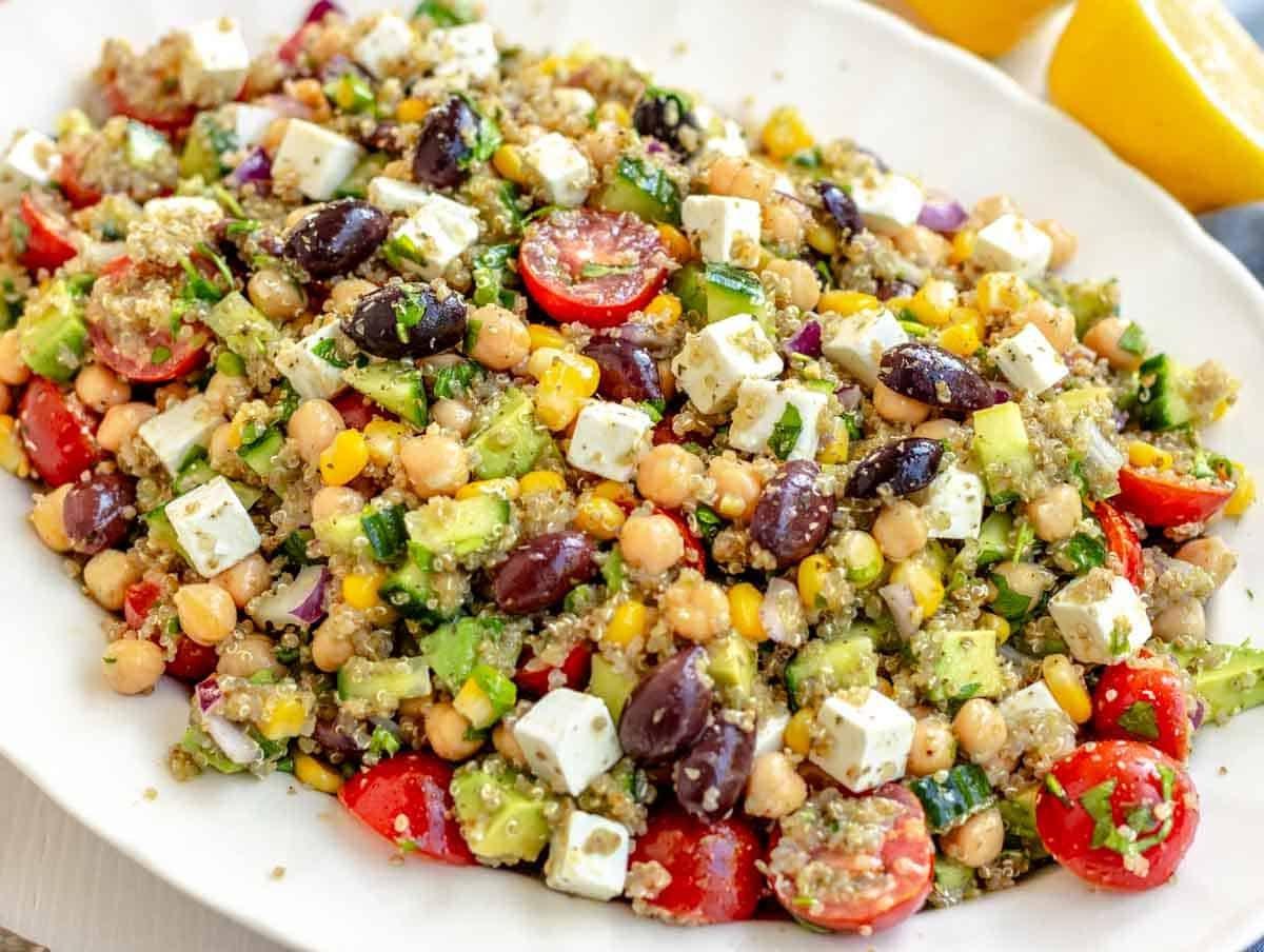 Kichererbsen-Quinoa-Salat mit Feta auf einer weißen Platte
