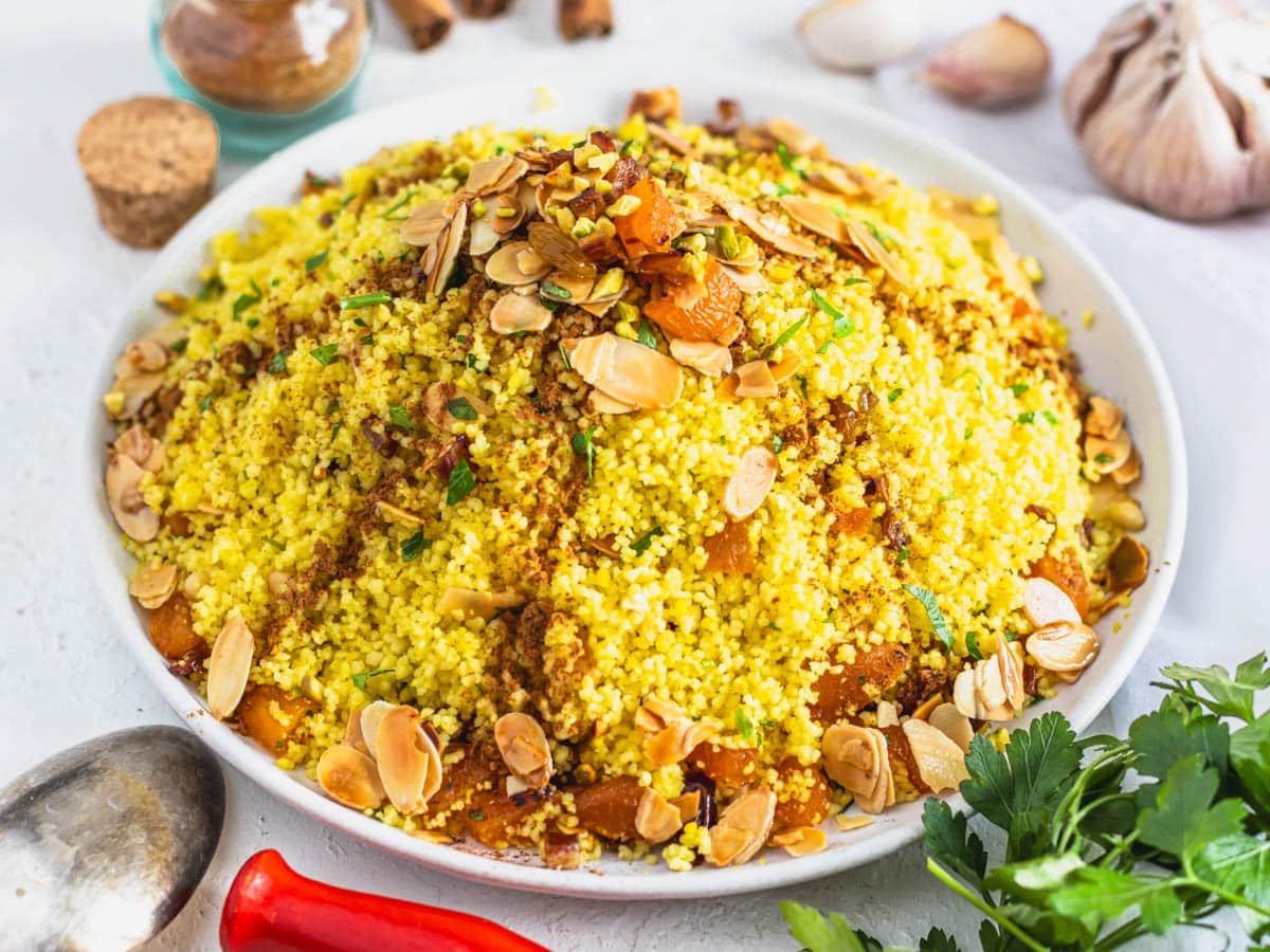 Marokkanischer Couscous mit Nüssen und Trockenfrüchten auf einem Teller