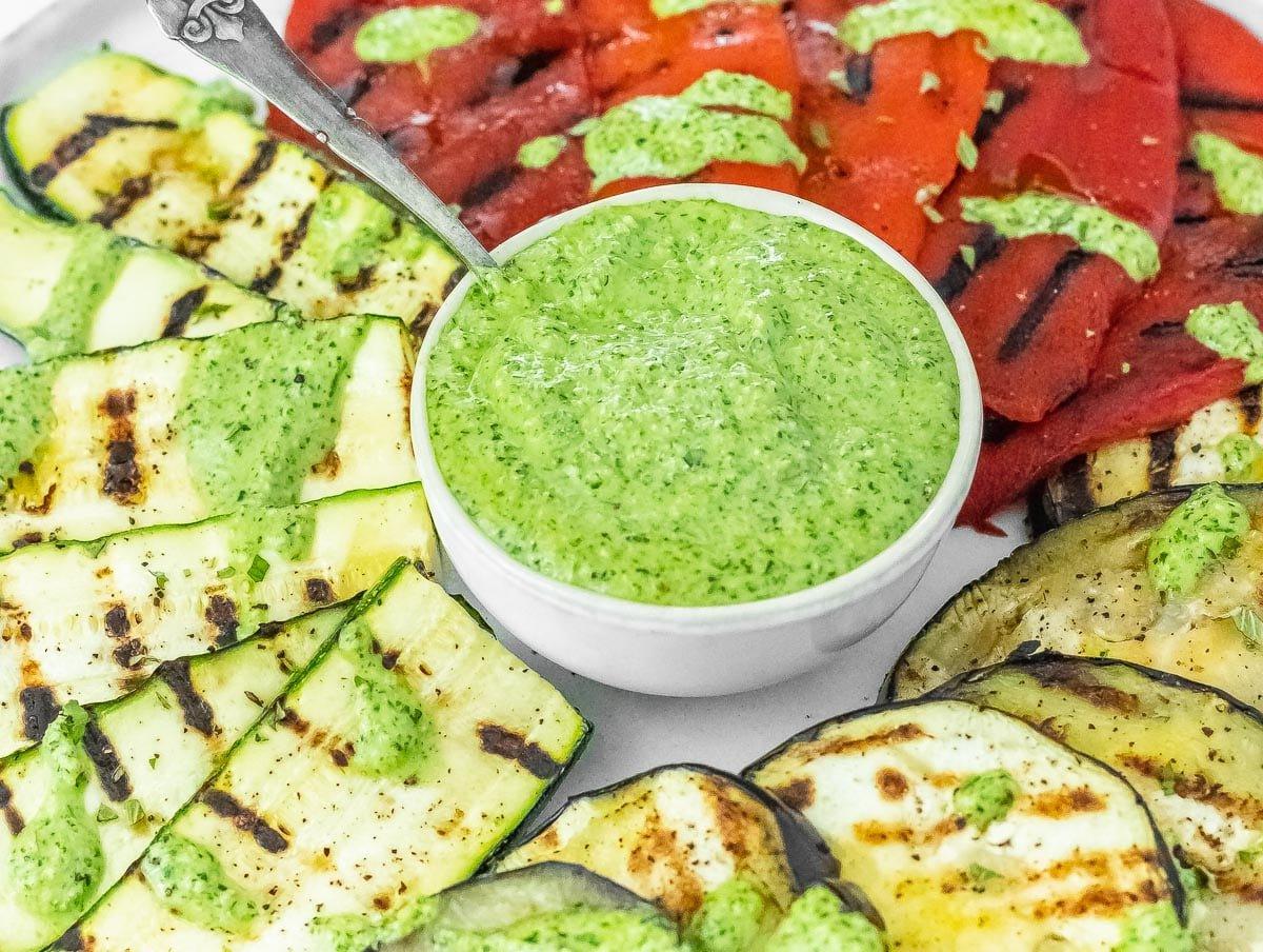 Rucola Pesto auf gegrilltem Gemüse