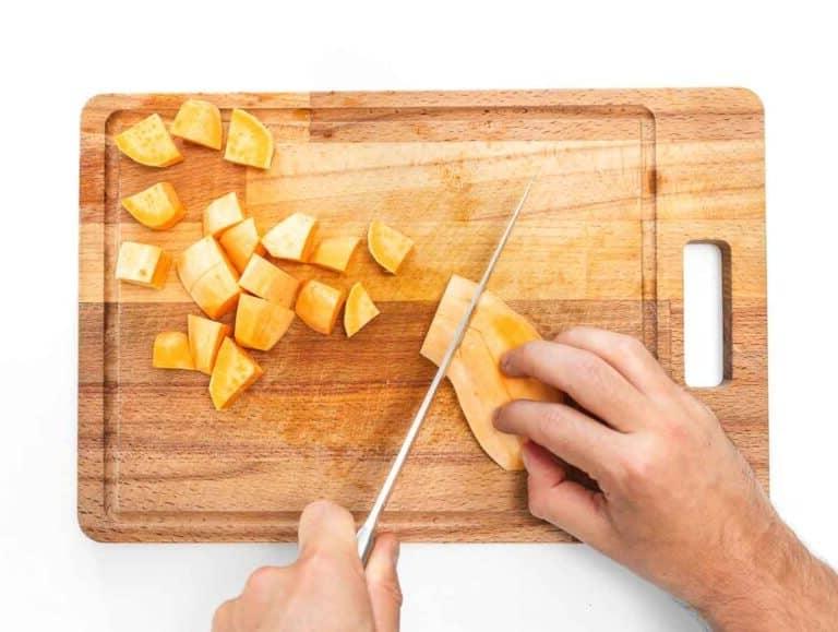 Süßkartoffeln in Würfel schneiden